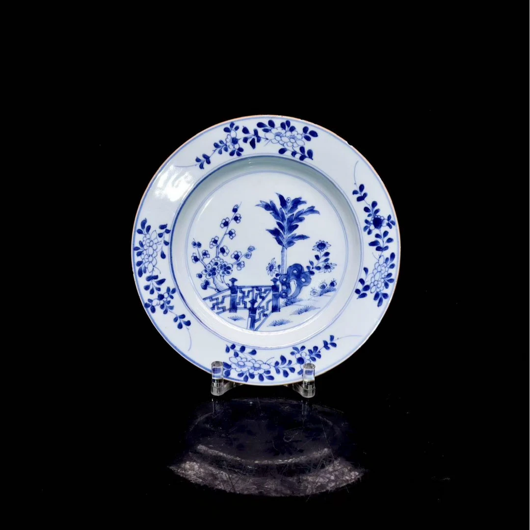 52:清早期青花洞石芭蕉梅花纹盘