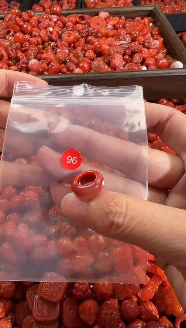 南红玛瑙未镶嵌颈饰1