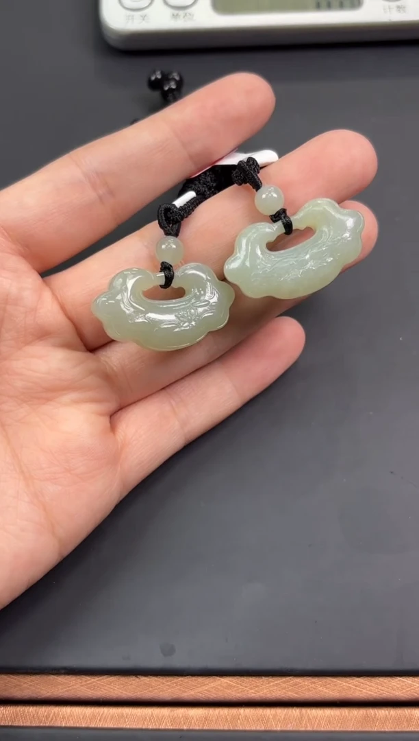 【闪购商品】和田玉吊坠(赠链)未镶嵌且末微色差近矿吊坠多样性发货