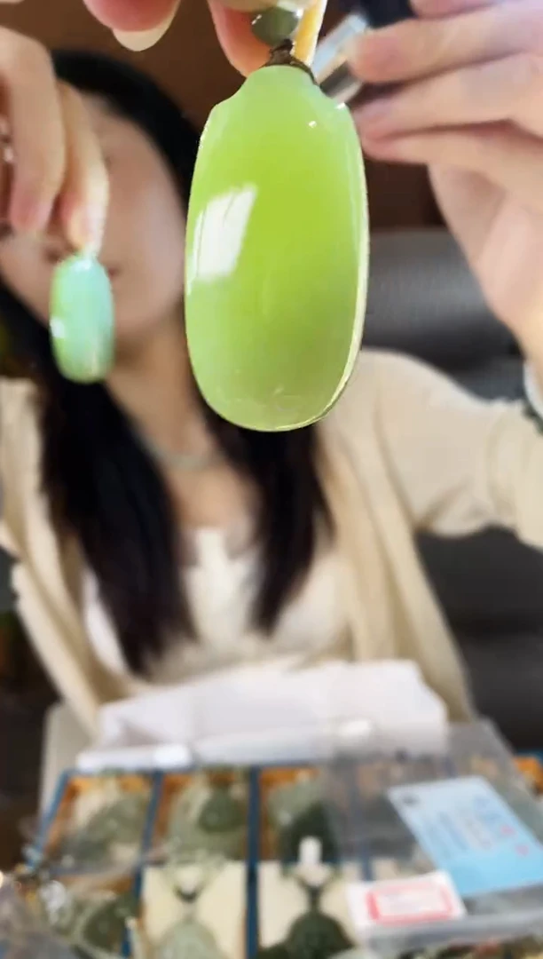 和田玉未镶嵌颈饰无事牌