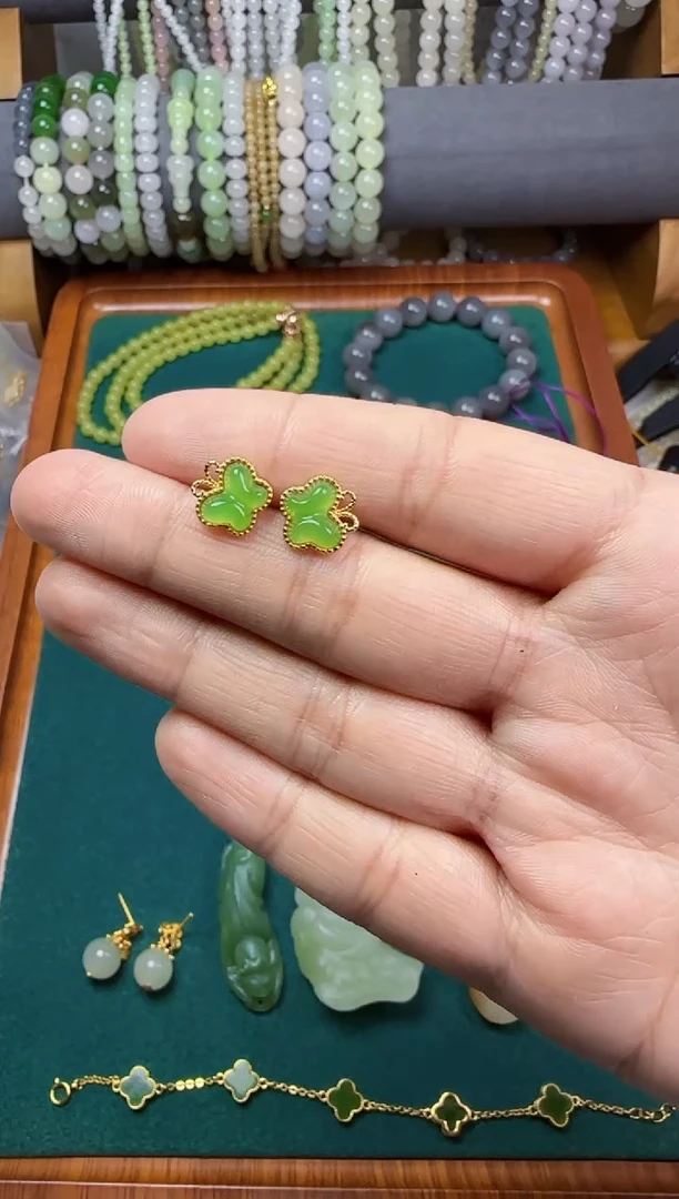 【闪购商品】和田玉无银S925镶嵌蝴蝶耳钉一对