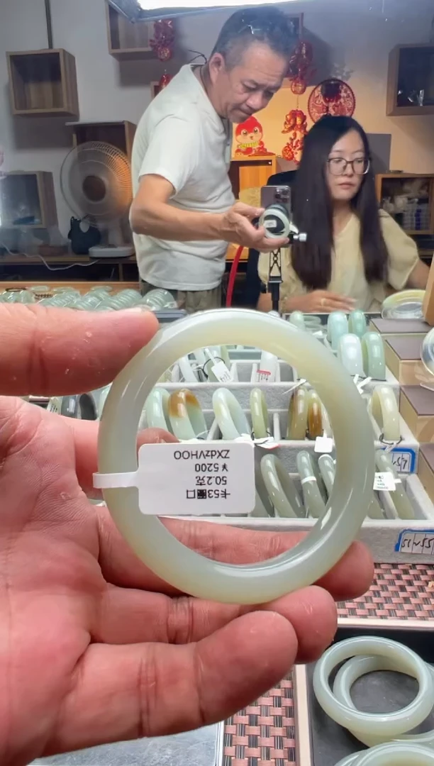 和田玉手镯未镶嵌M**o且末料青白玉手镯54+