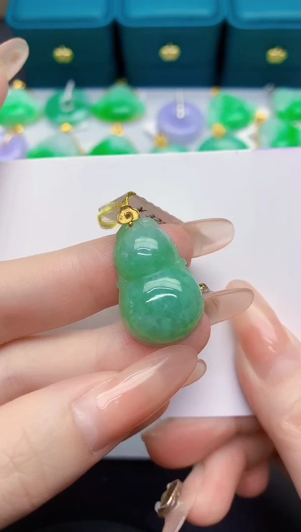 颈饰18K金镶嵌翡翠缅甸天然翡翠A货