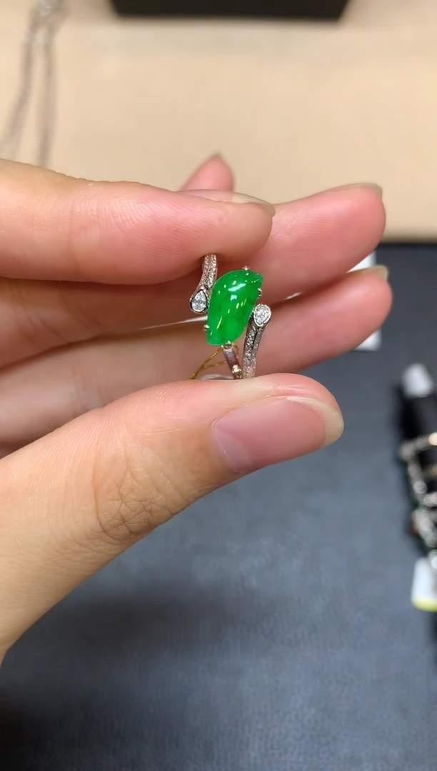 18K金镶嵌戒指翡翠随形【无服务费