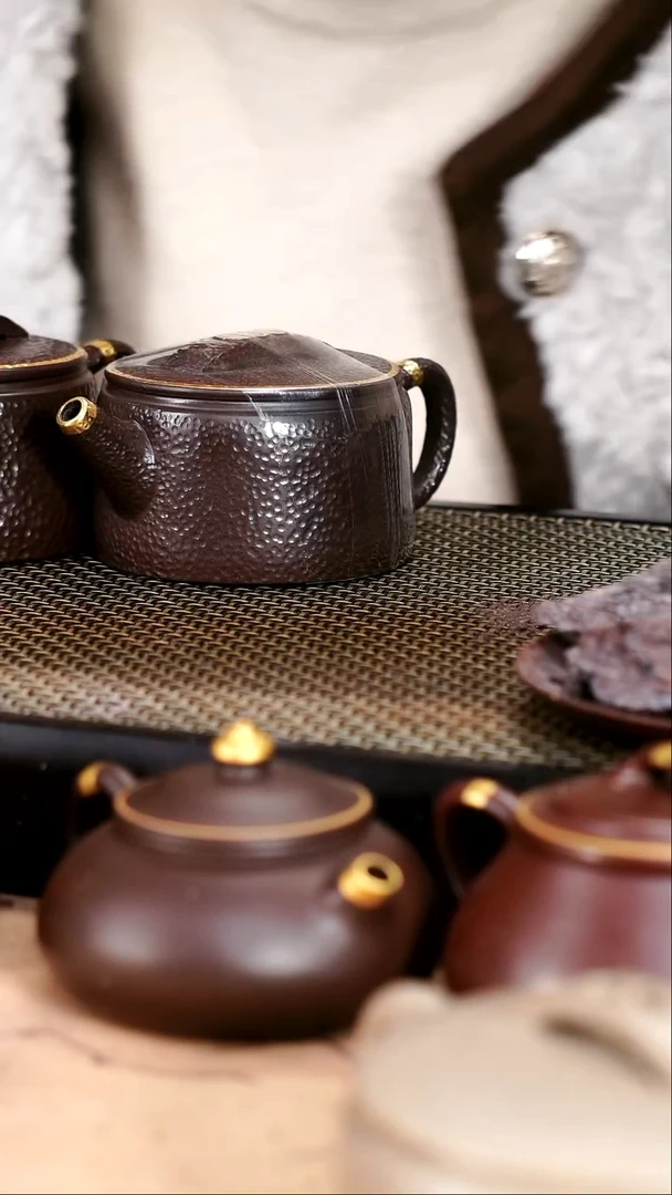 茶壶紫砂四号井茄皮紫泥描金锤纹汉瓦180cc