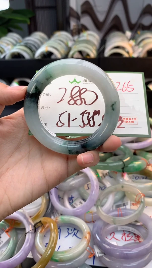 未镶嵌定制翡翠毛货需精细抛光+多人
