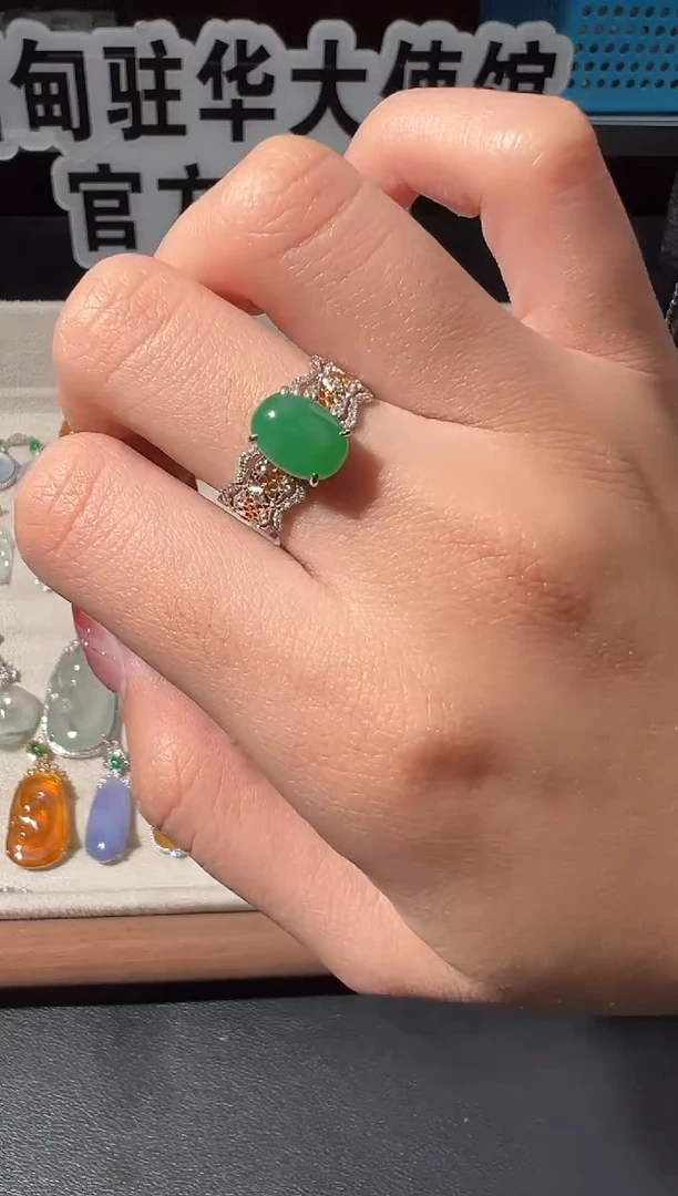 18K金镶嵌戒指翡翠缅甸珠宝严选