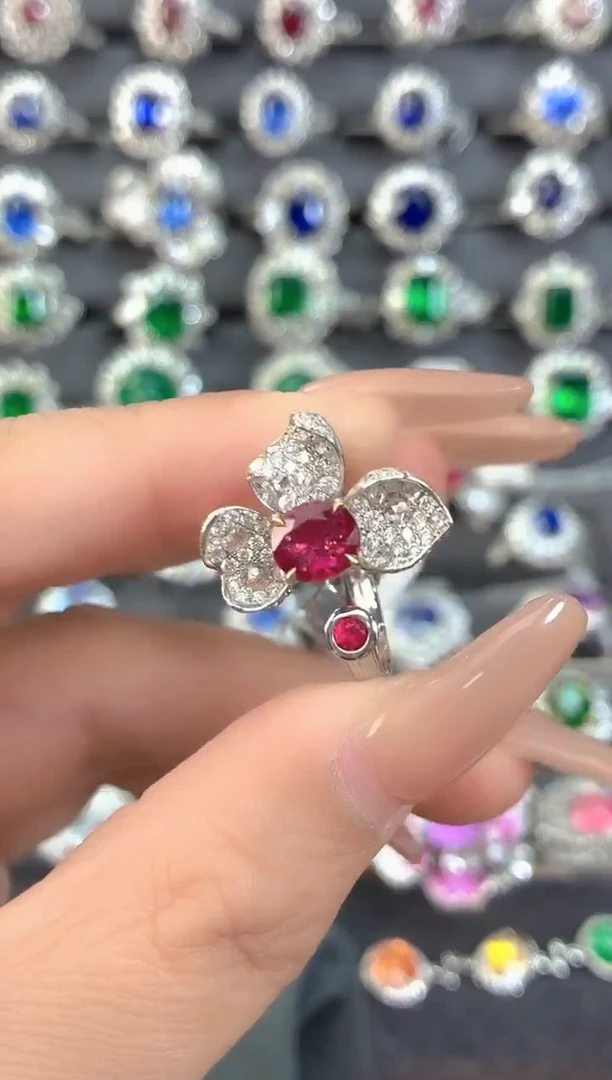 18K金镶嵌戒指红宝石-