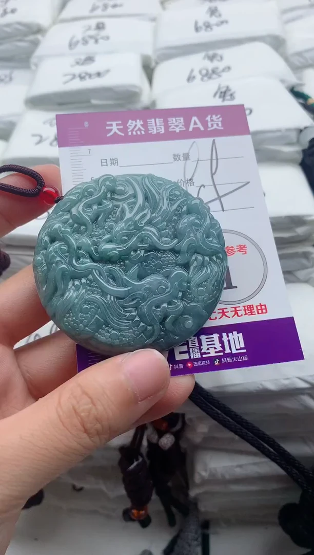 翡翠未镶嵌颈饰···········
