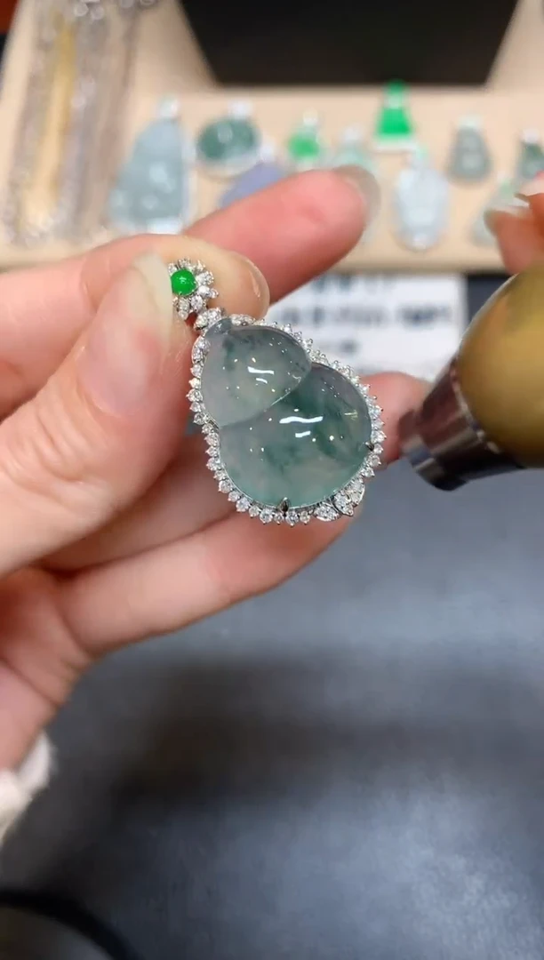 【闪购商品】翡翠颈饰18K金镶嵌葫芦【无服务费