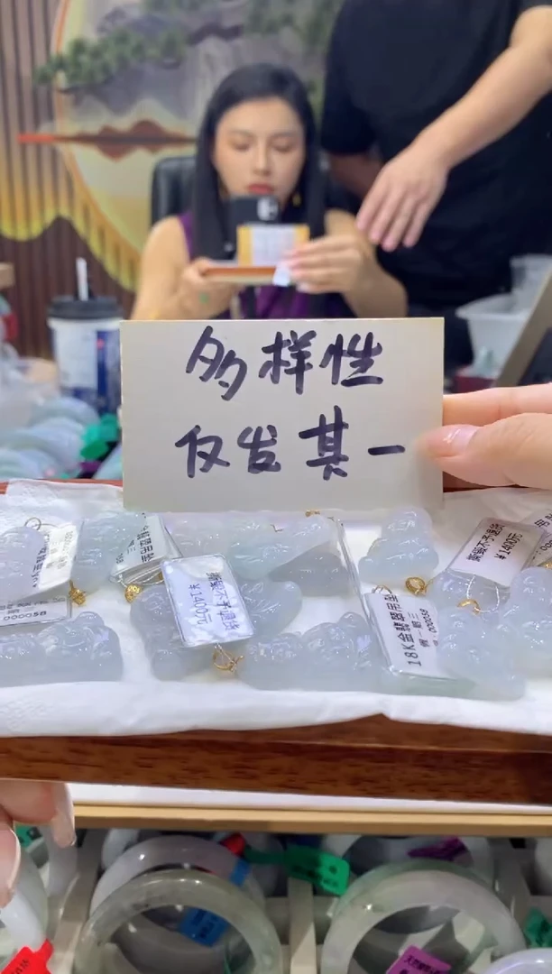 翡翠18K金镶嵌颈饰多样性仅发其一8746