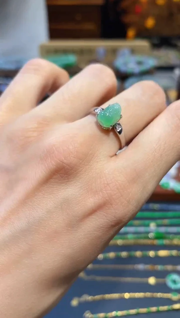 颈饰未镶嵌翡翠戒指