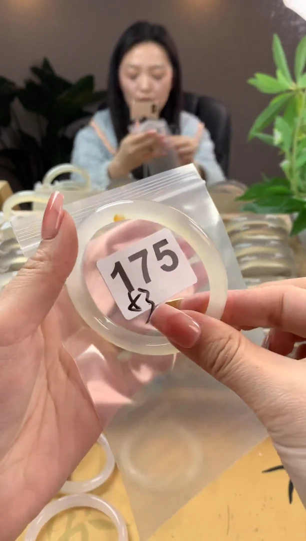 【闪购商品】玛瑙/玉髓手镯未镶嵌175微瑕