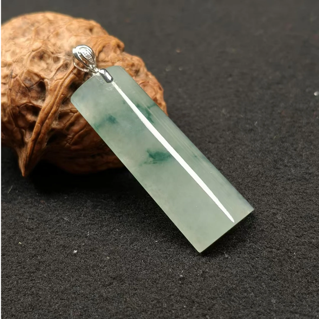 翡翠平安无事牌镶嵌女款