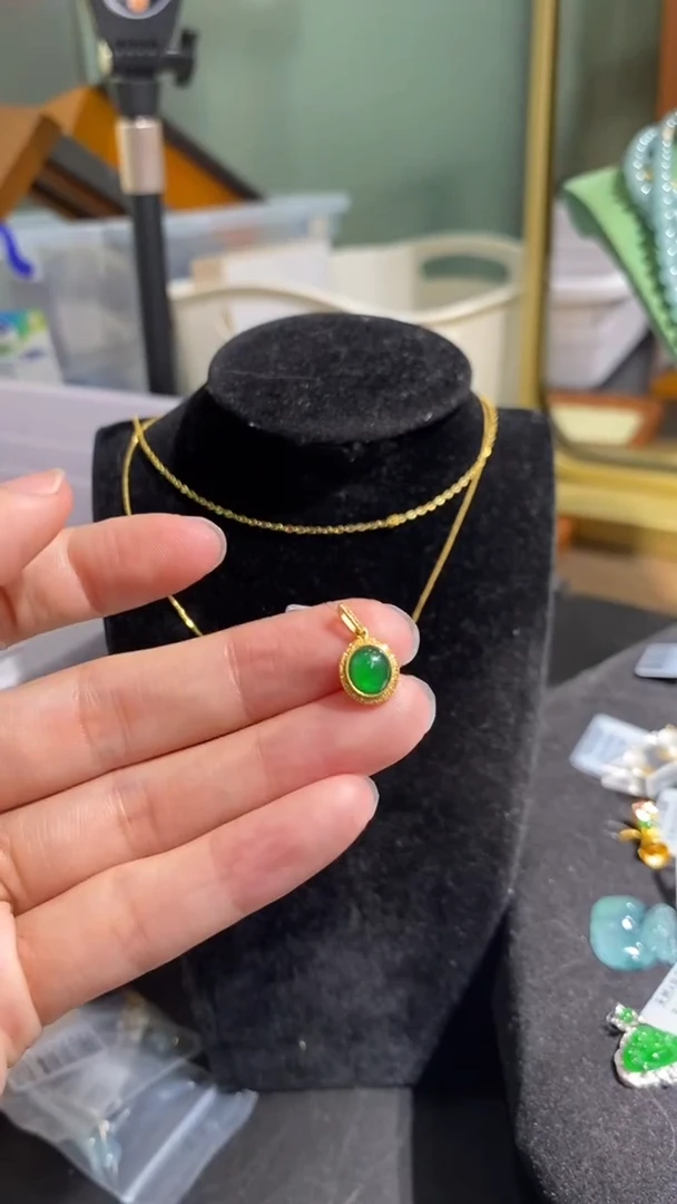 翡翠18K金镶嵌颈饰吊坠