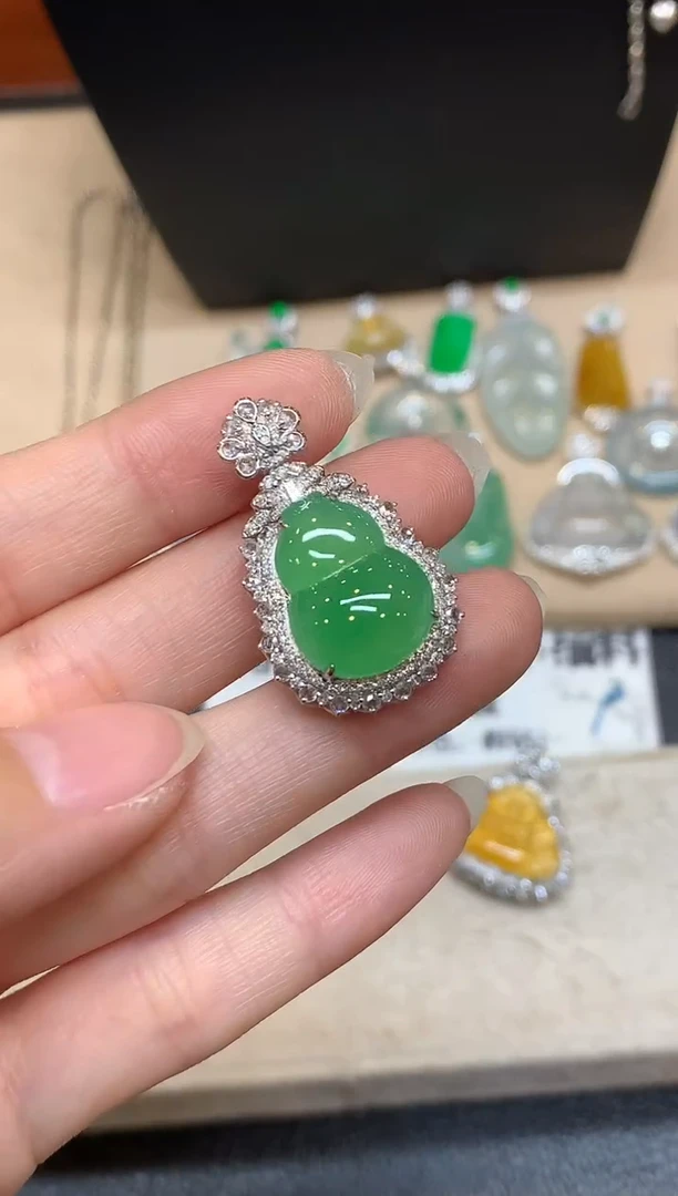 颈饰18K金镶嵌翡翠葫芦【无服务费