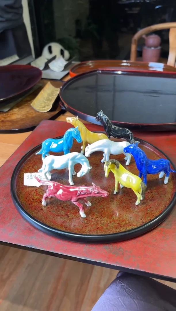 揭**起定向八只小马