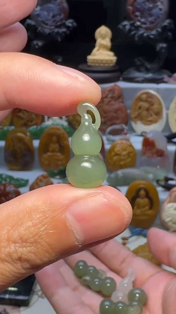 颈饰未镶嵌和田玉吊坠