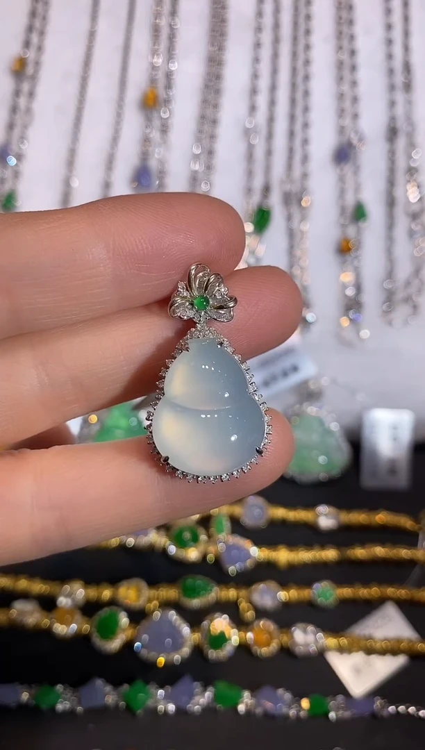 颈饰18K金镶嵌翡翠吊坠