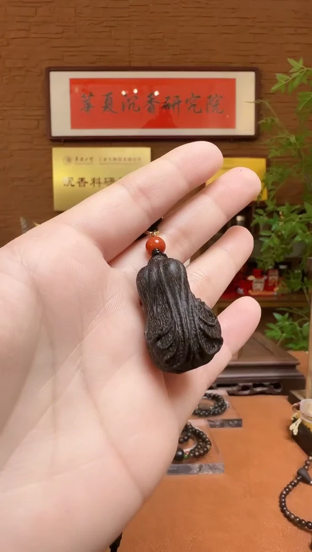 【闪购商品】沉香木吊坠越南芽庄白棋玉化沉水沉香木雕白菜