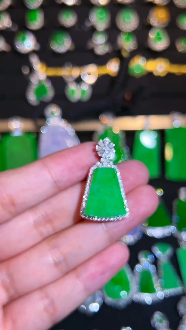 颈饰未镶嵌翡翠吊坠