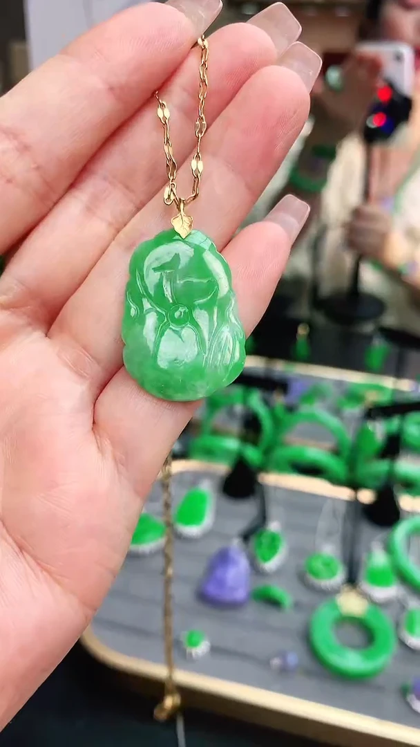 颈饰18K金镶嵌翡翠赠礼盒证书