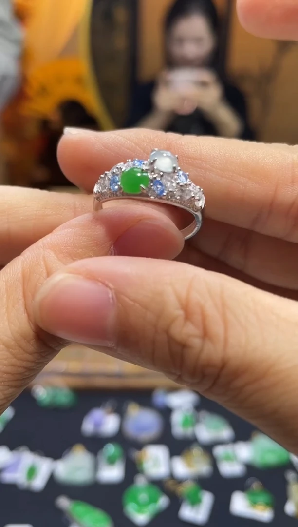 颈饰未镶嵌翡翠戒指