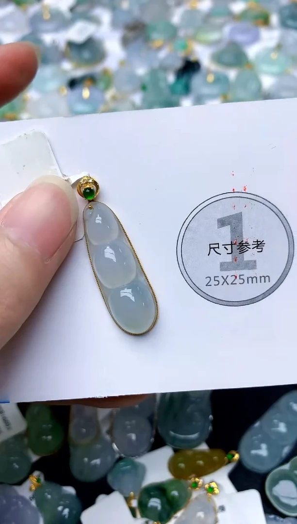 颈饰18K金镶嵌翡翠天然A货翡翠