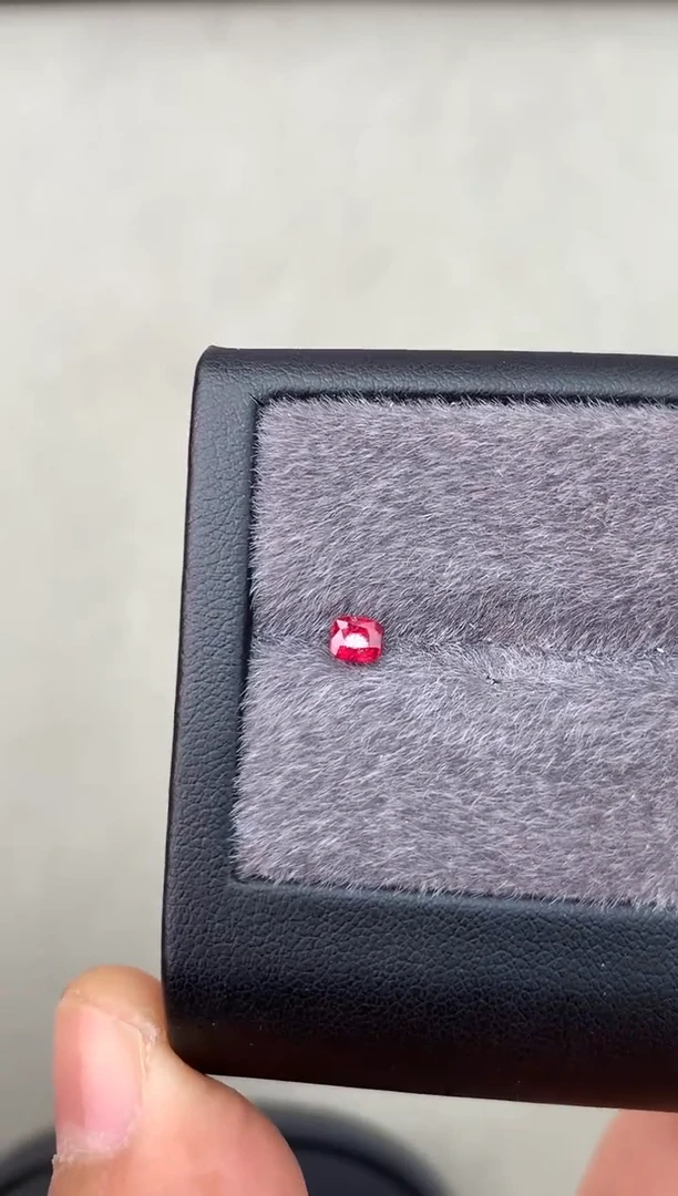 定制尖晶石裸石未镶嵌0.38ct 枕型 红色调