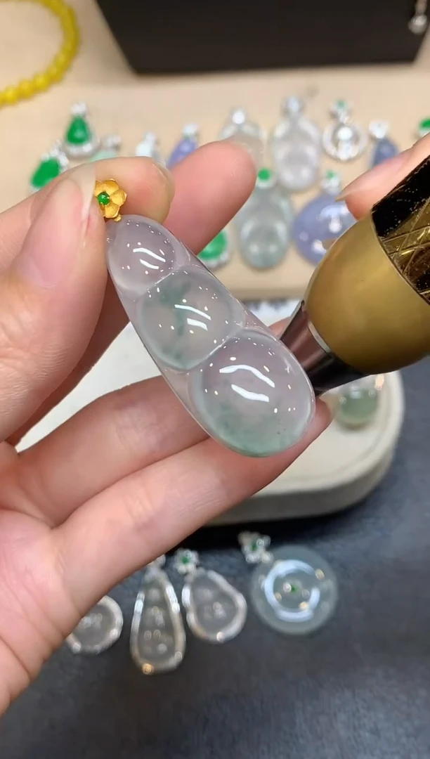 颈饰18K金镶嵌翡翠福豆【无服务费