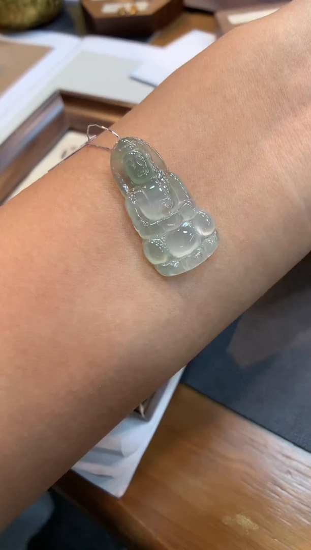 翡翠未镶嵌颈饰观音