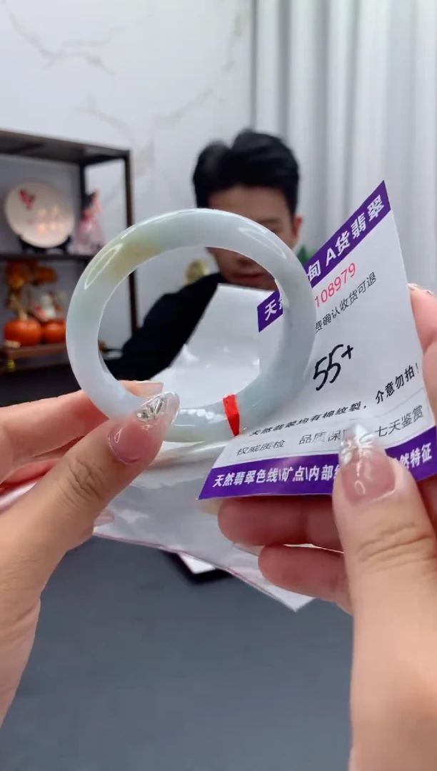 未镶嵌手镯翡翠有纹，完美者勿拍