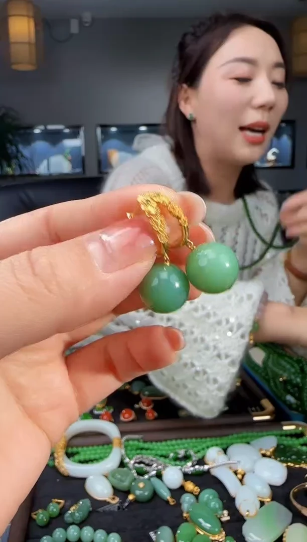 18K金镶嵌和田玉耳饰1