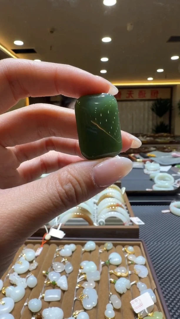 颈饰未镶嵌和田玉挂件