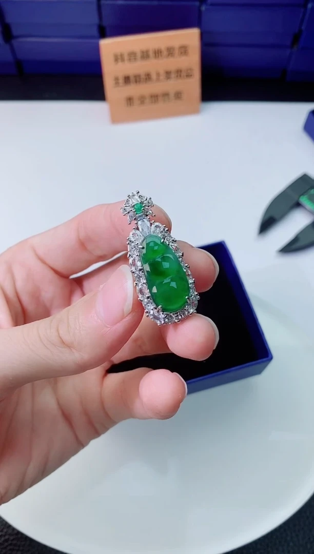 翡翠未镶嵌颈饰    `