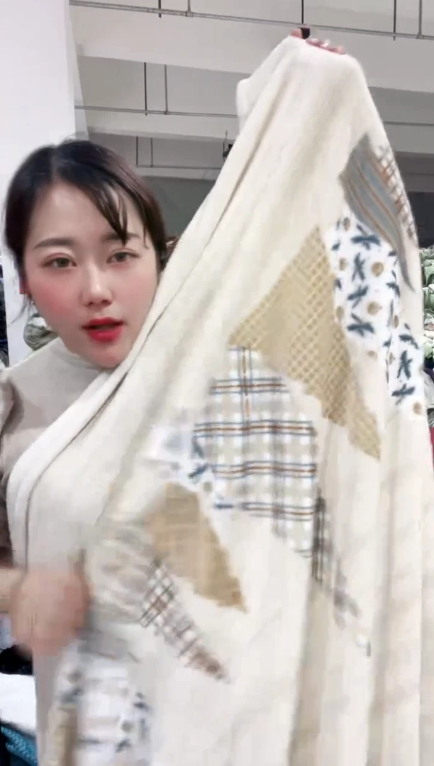 牛奶绒主播手上展示的产品