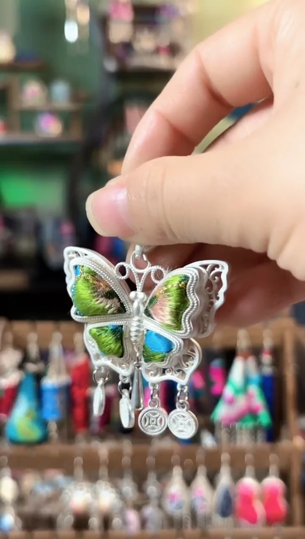 彩云南阁非遗老绣饰品603*