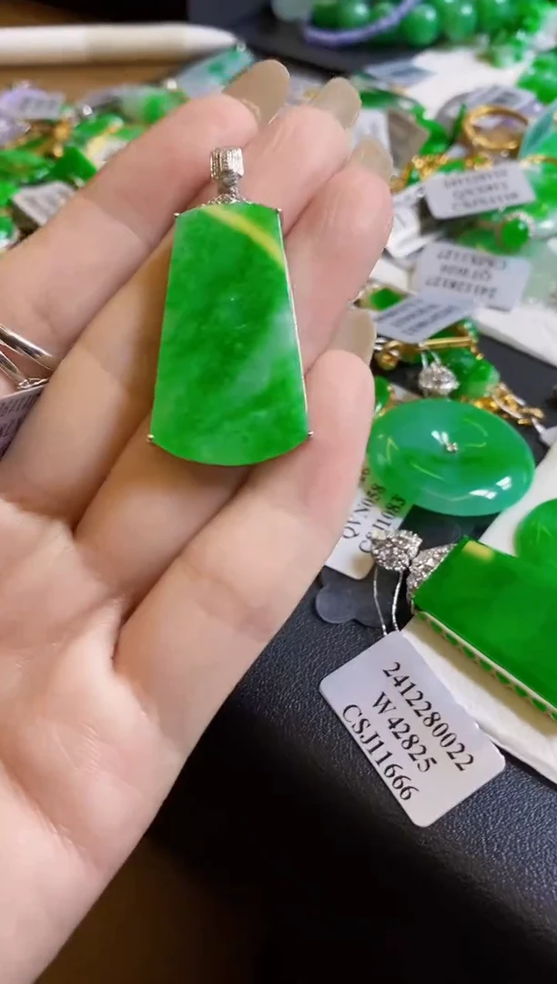 【闪购商品】翡翠颈饰18K金镶嵌无事牌