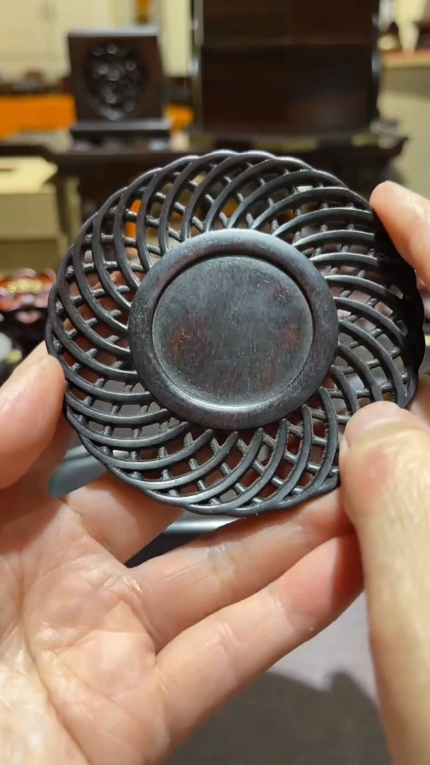 红酸枝木类精品木雕精工细作