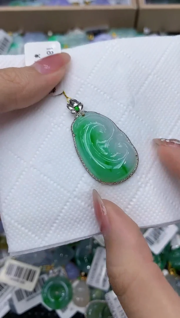 翡翠18K金镶嵌颈饰111111111