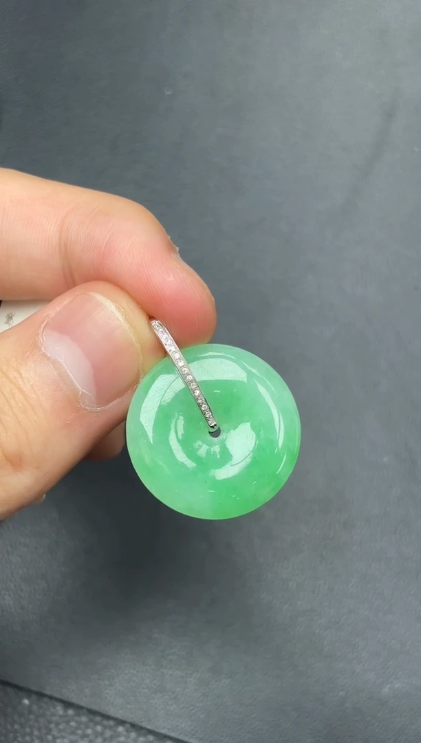 颈饰18K金镶嵌翡翠平安扣