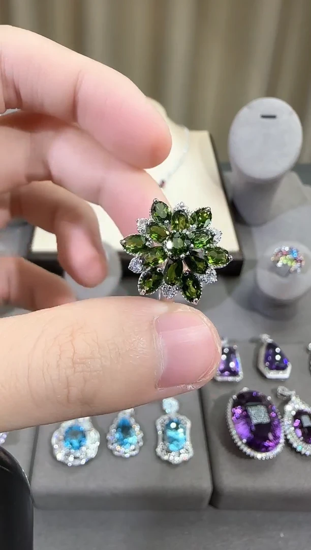 银S925镶嵌透辉石戒指5mm繁花设计款