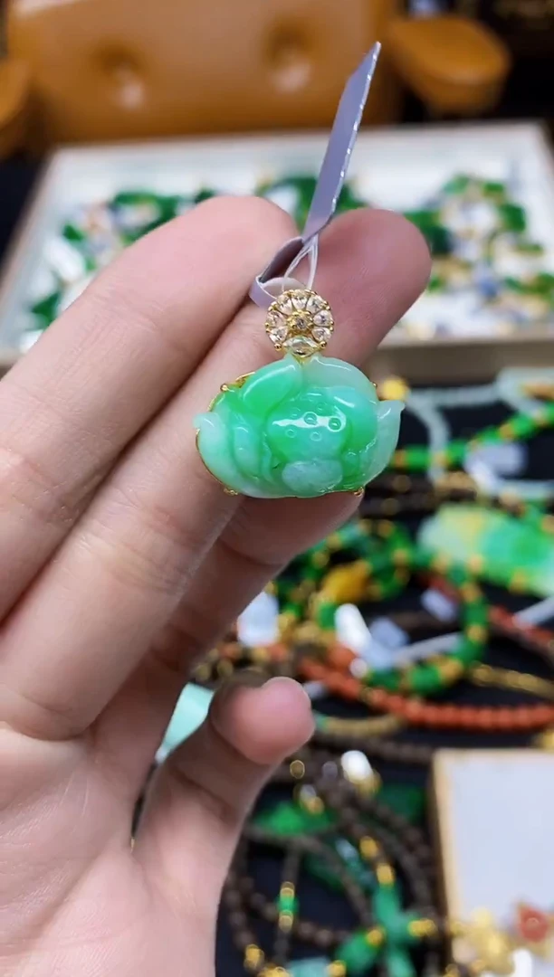 颈饰未镶嵌翡翠吊坠