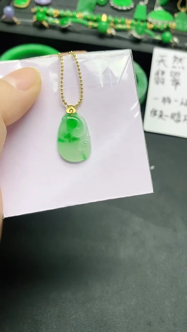 颈饰18K金镶嵌翡翠赠礼盒证书