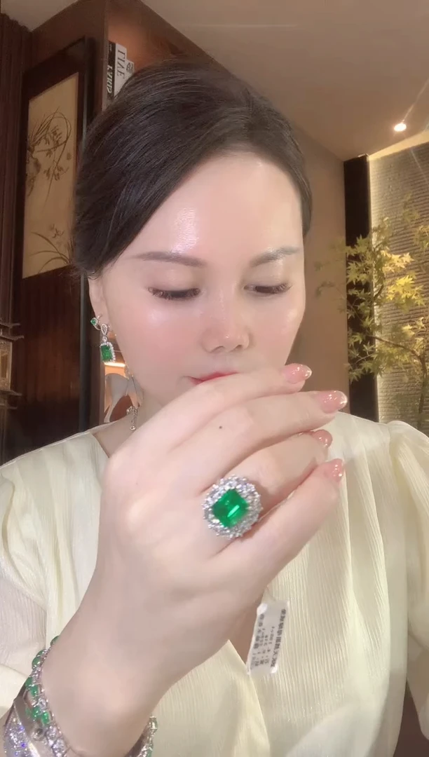 18K金镶嵌戒指祖母绿A96