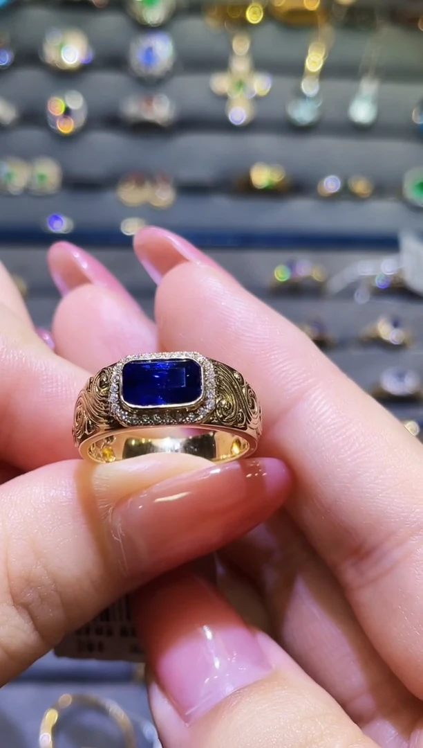 戒指蓝宝石18K金镶嵌1.55ct皇家蓝