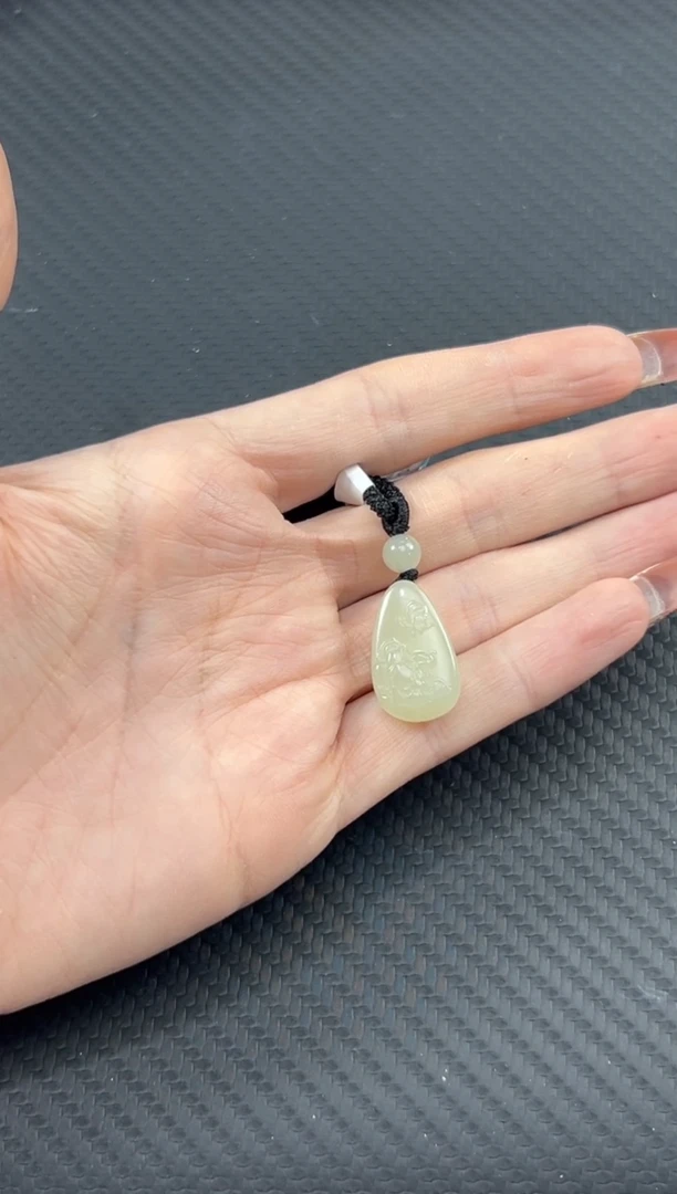 【闪购商品】和田玉吊坠(赠链)未镶嵌且末微色差迪克兰吊坠