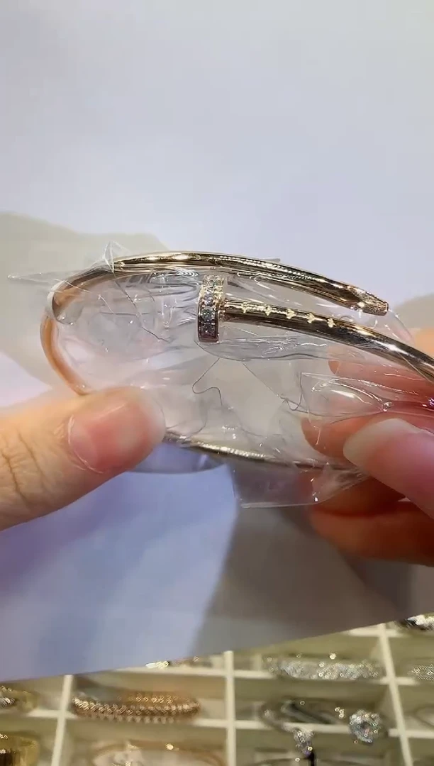 手镯18K金镶嵌钻石头尾钻钉子手镯