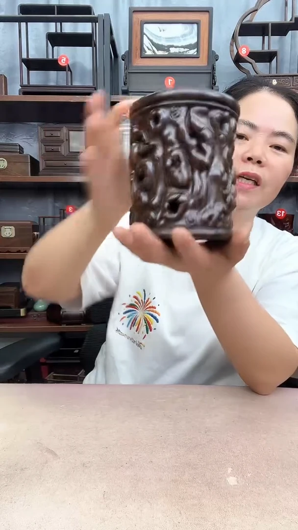 鸡翅木类端景台桃笔筒