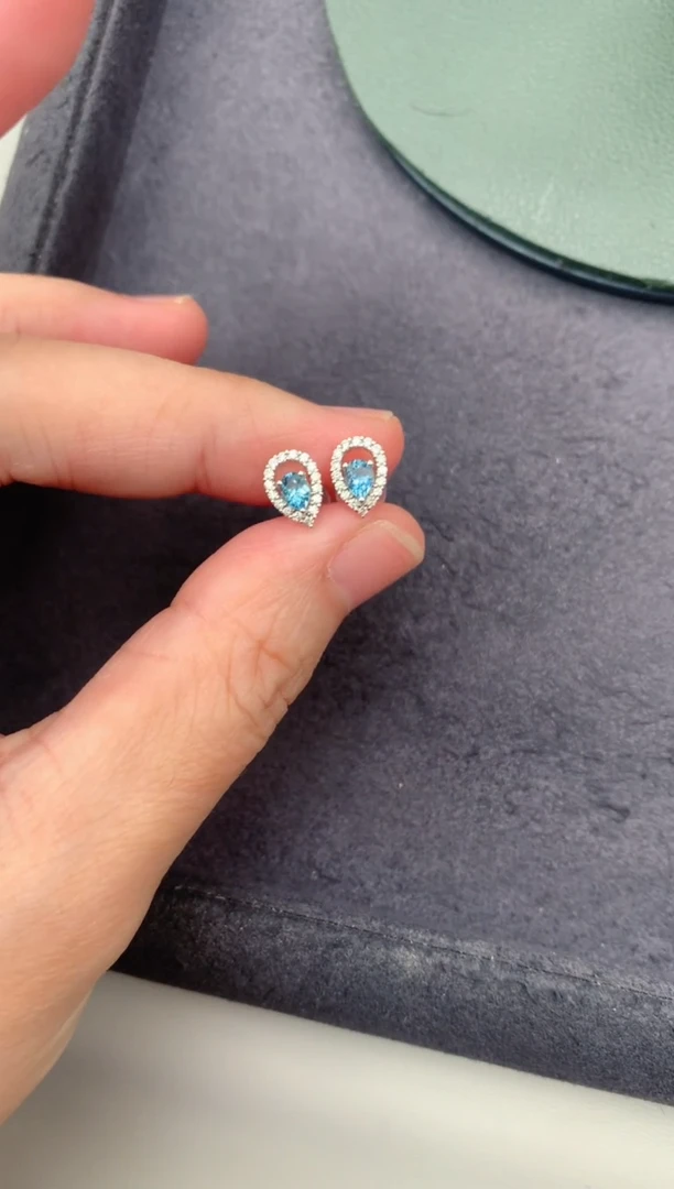 18K金镶嵌耳钉海蓝宝石35分海蓝宝  BE